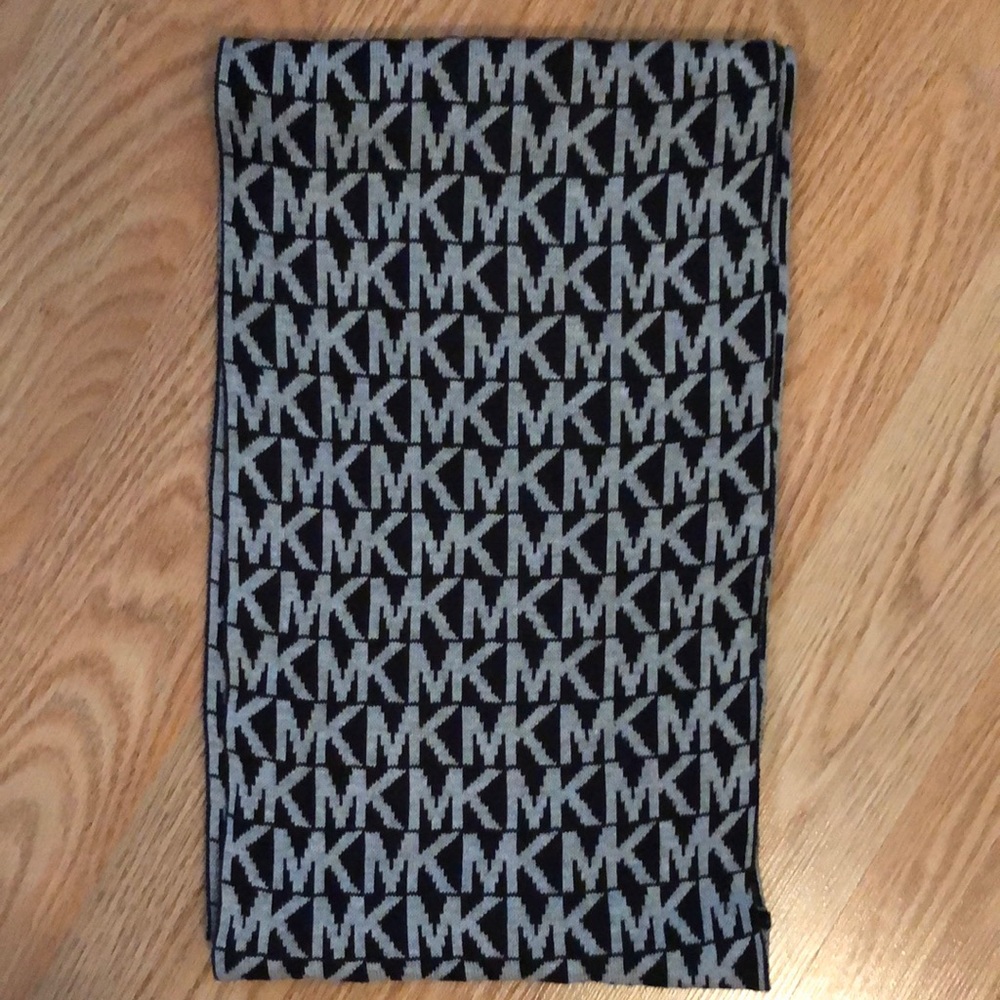 MK infinity scarf